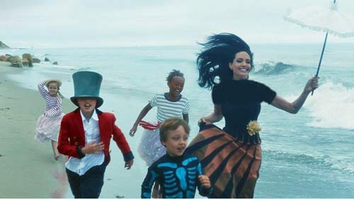 عکس جدید خوش گذرانی آنجلینا جولی و فرزندانش کنار دریا