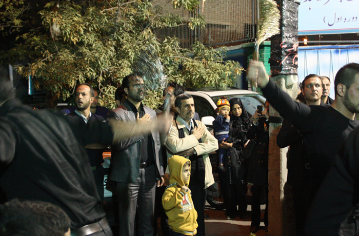 (تصاویر) احمدی‌نژاد در جمع عزاداران نارمک