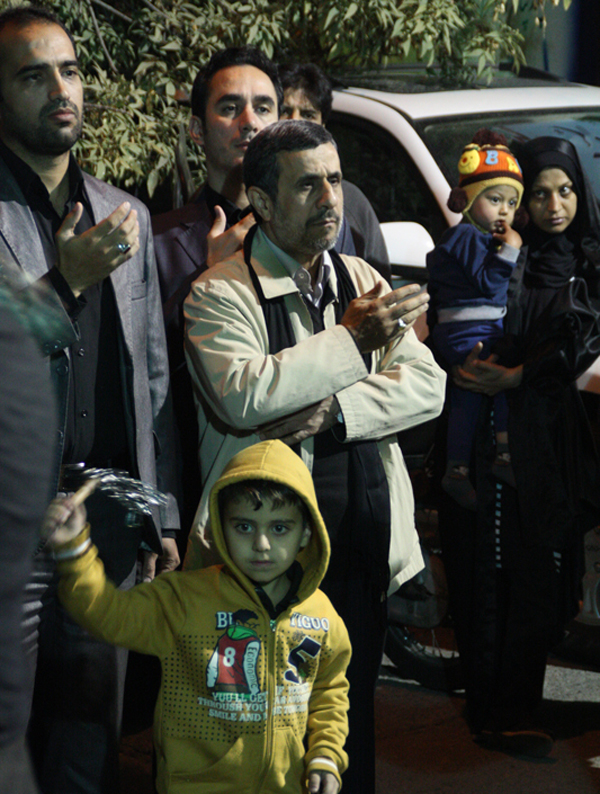 (تصاویر) احمدی‌نژاد در جمع عزاداران نارمک