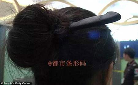 کار عجیب یک زن با چاقویی در سرش فرودگاه + تصاویر