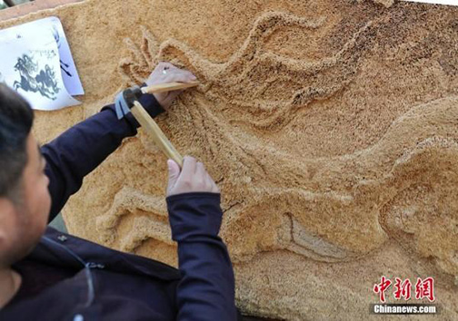 مردی چینی شغلش را رها کرد تا نقاشی چوبی خود را به اتمام برساند! + تصاویر