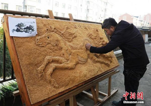 مردی چینی شغلش را رها کرد تا نقاشی چوبی خود را به اتمام برساند! + تصاویر