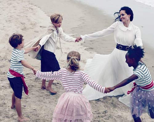 عکس جدید خوش گذرانی آنجلینا جولی و فرزندانش کنار دریا