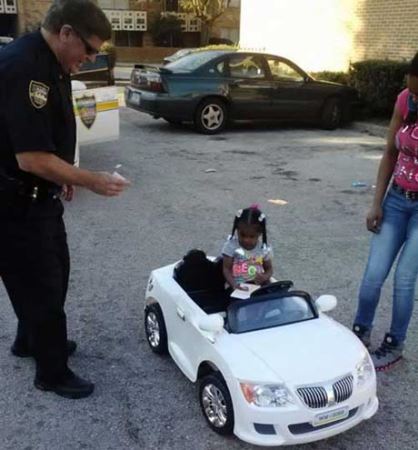 دختر 3 ساله ای که توسط پلیس جریمه شد (عکس)